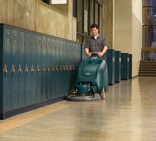 Polisseuse Nobles SpeedGleam 5 en train de polir les planchers d’une école