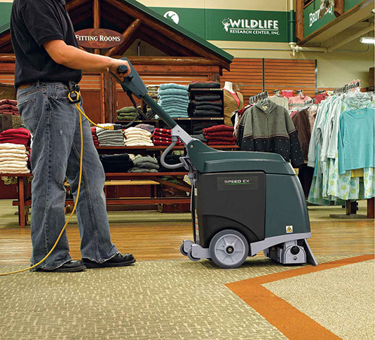 Un tapis de magasin à rayons en cours de nettoyage